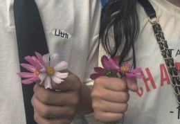 真人带花情头(情头真人拿花森系)