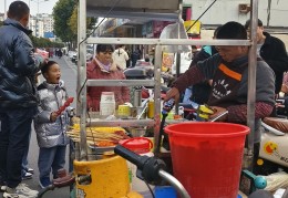 小县城最缺什么生意路边小吃呢(小县城最缺什么生意路边小吃呢视频)