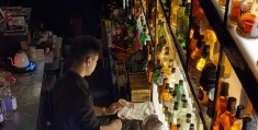 现场酒吧老板叫什么(酒吧老板一般都在店里吗)