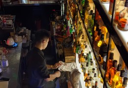 现场酒吧老板叫什么(酒吧老板一般都在店里吗)