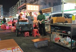 摆地摊有出路吗(摆地摊还能赚到钱吗)