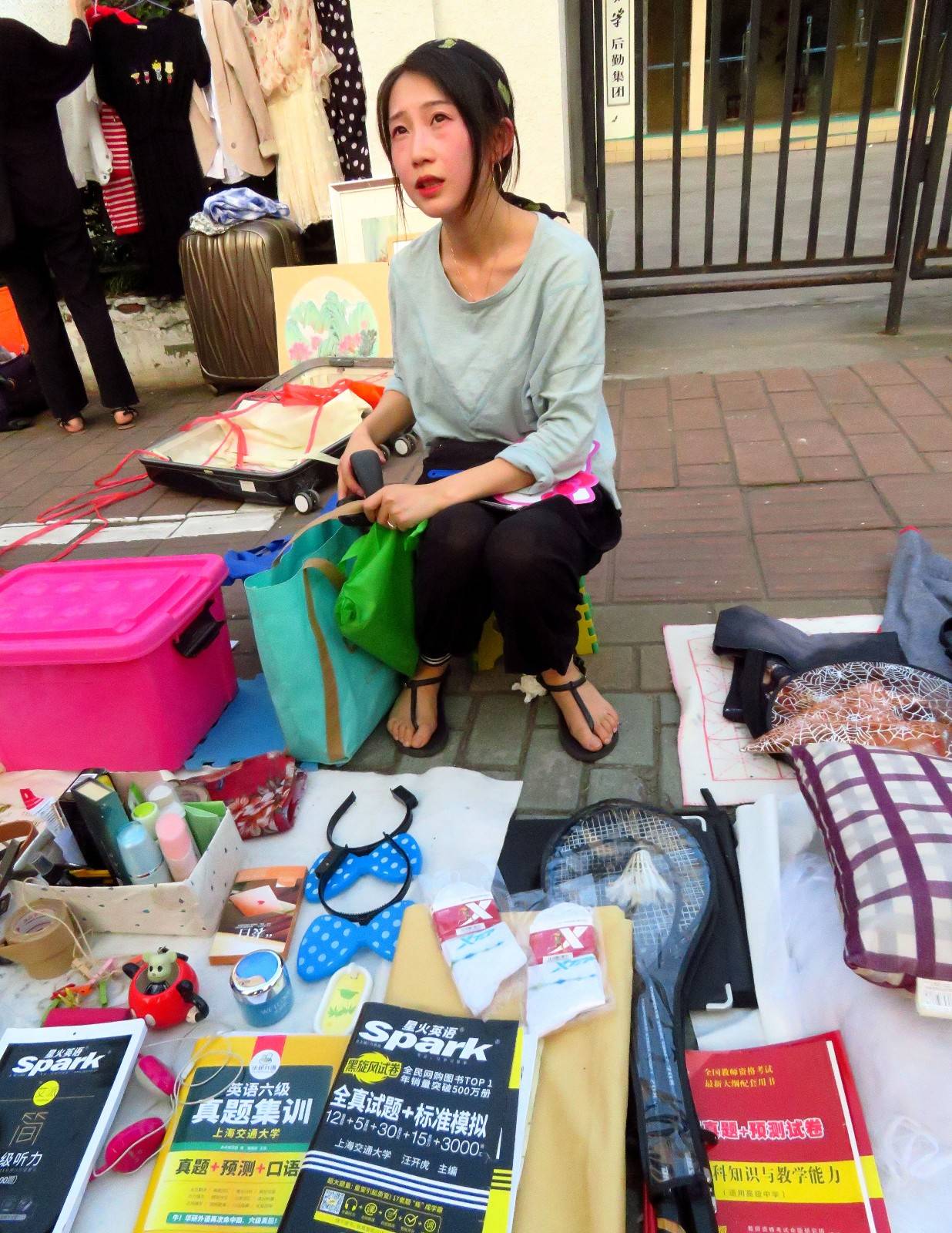 女人适合摆地摊卖什么(女生摆地摊适合卖什么东西)