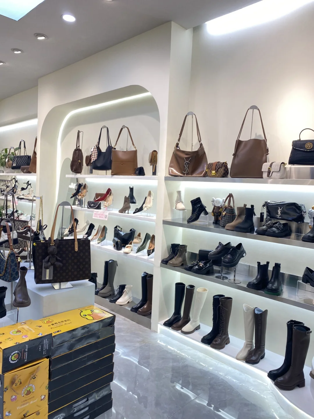 适合女生在县城开的店(适合女生在县城开的店名)